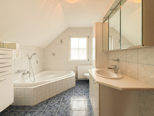 Renovierungsbedürftiges Einfamilienhaus mit Potenzial in sonniger Lage