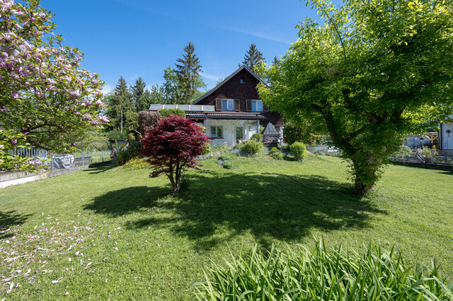 Älteres Wohnhaus in idyllischer Lage
