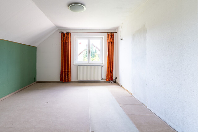 Älteres Wohnhaus in idyllischer Lage