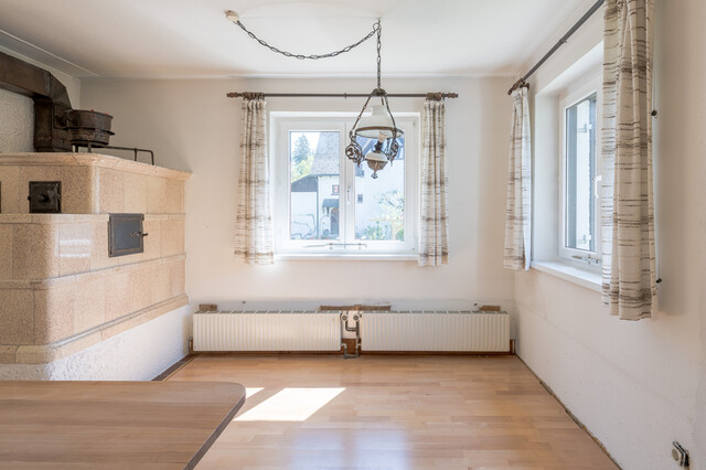 Älteres Wohnhaus in idyllischer Lage