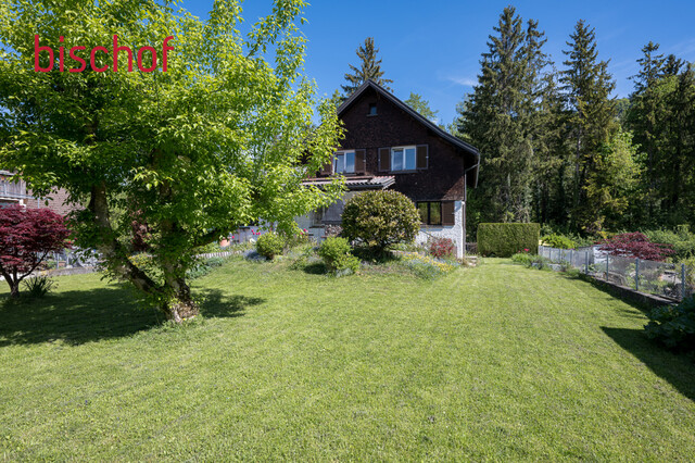 Älteres Wohnhaus in idyllischer Lage