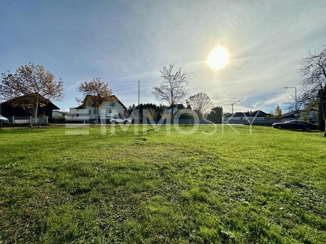 Direkt an der Hauptstrasse nach CH