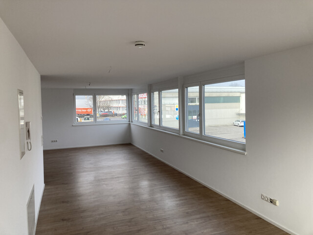 neuwertiges Büro am Orteingang von Lauterach