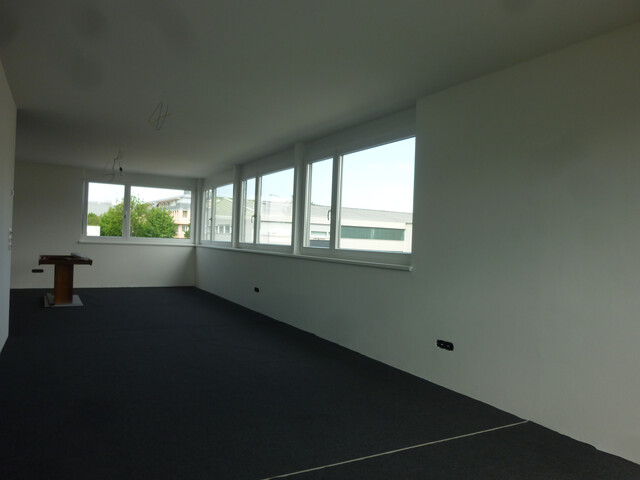 neuwertiges Büro am Orteingang von Lauterach