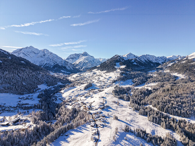 Repräsentatives Hotel in beliebter Lage im Kleinwalsertal!