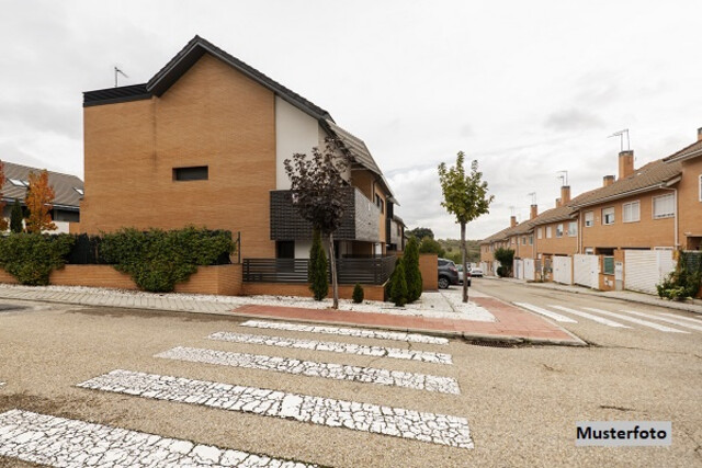 Reihenmittelhaus mit Komfort: Dachterrasse & Gartenanteil + Parkplatz