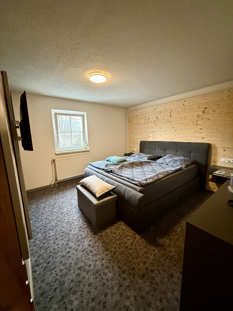 Frisch saniertes, familienfreundliches Wohnhaus inkl. großer Garage mit Hebebühne in guter Lage in Meiningen! 