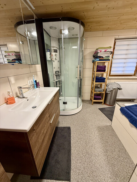 Frisch saniertes, familienfreundliches Wohnhaus inkl. großer Garage mit Hebebühne in guter Lage in Meiningen! 