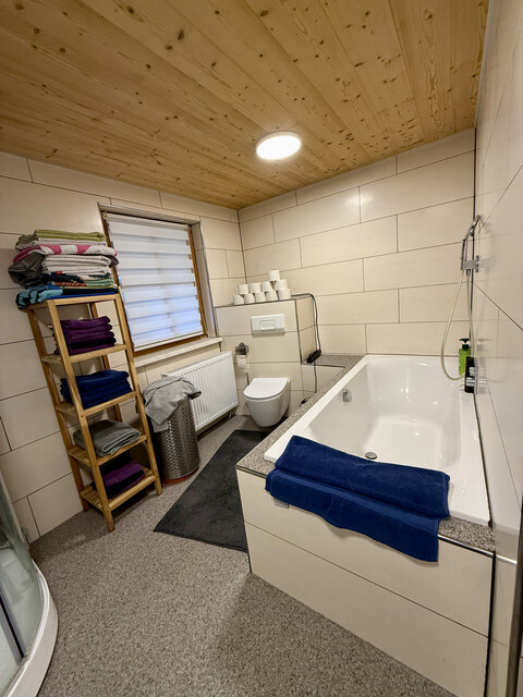 Frisch saniertes, familienfreundliches Wohnhaus inkl. großer Garage mit Hebebühne in guter Lage in Meiningen! 