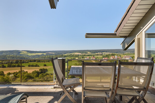 Exklusives Wohnen in einzigartiger Aussichtslage – Großzügige Villa mit zusätzlicher Wohnung im Hochschwarzwald