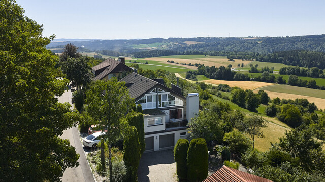 Exklusives Wohnen in einzigartiger Aussichtslage – Großzügige Villa mit zusätzlicher Wohnung im Hochschwarzwald