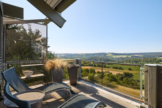 Exklusives Wohnen in einzigartiger Aussichtslage – Großzügige Villa mit zusätzlicher Wohnung im Hochschwarzwald