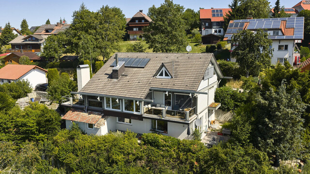 Exklusives Wohnen in einzigartiger Aussichtslage – Großzügige Villa mit zusätzlicher Wohnung im Hochschwarzwald