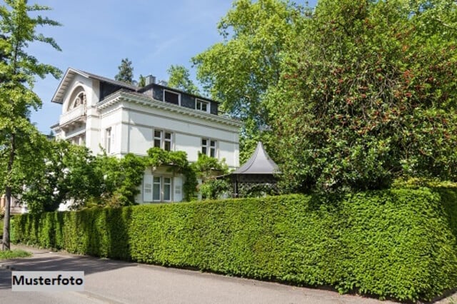     Exklusives Wohnhaus mit Doppelgarage und zusätzlichem Carport    