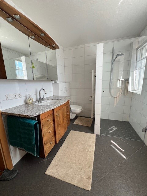 Sehr sonnige, ruhige und gepflegte 3-Zimmer-Wohnung im Dachgeschoss!