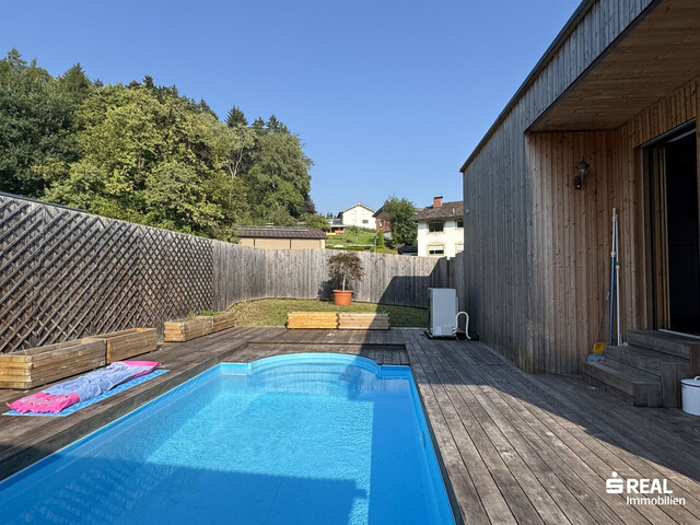 Ihr Traumhaus mit Pool wartet!