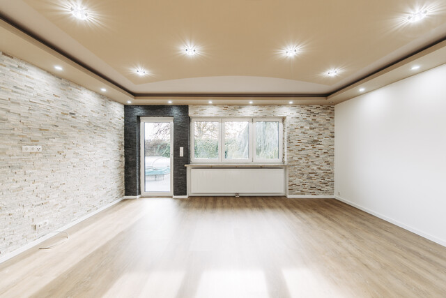 Bungalow mit Garagengebäude 