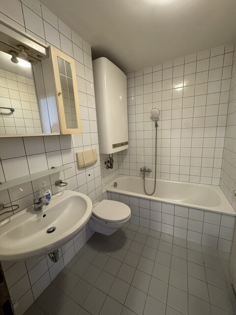 ohne Provision - helle besonders geräumige 1,5 Zimmer Wohnung