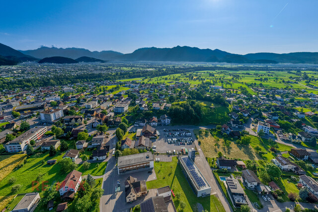 562 m² Nutzfläche! Viel Platz zum Wohnen und Arbeiten: Geschäftslokal mit Wohneinheit in Sulz