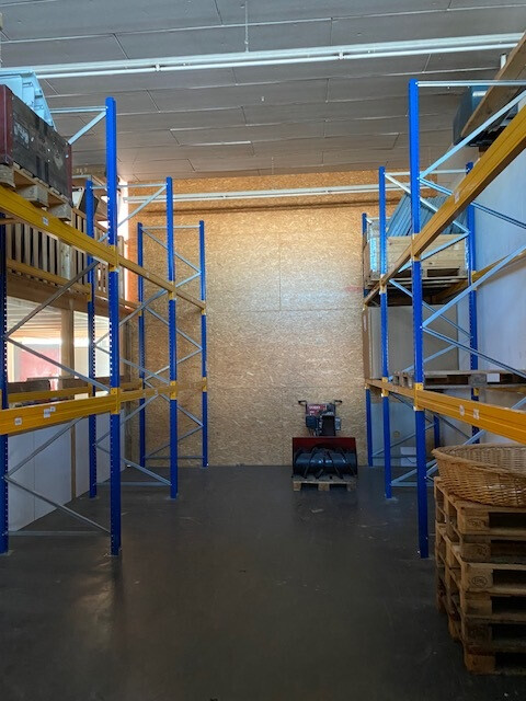 Attraktiver Standort für Verkauf, Produktion, Werkstatt und/oder Lager.