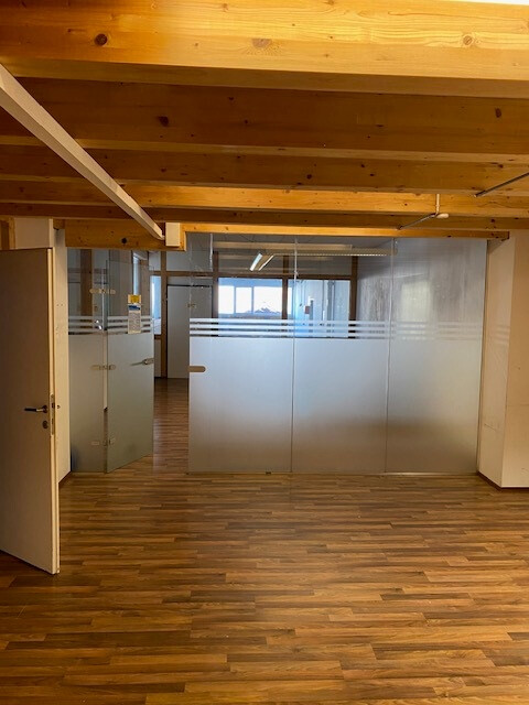 Attraktiver Standort für Verkauf, Produktion, Werkstatt und/oder Lager.