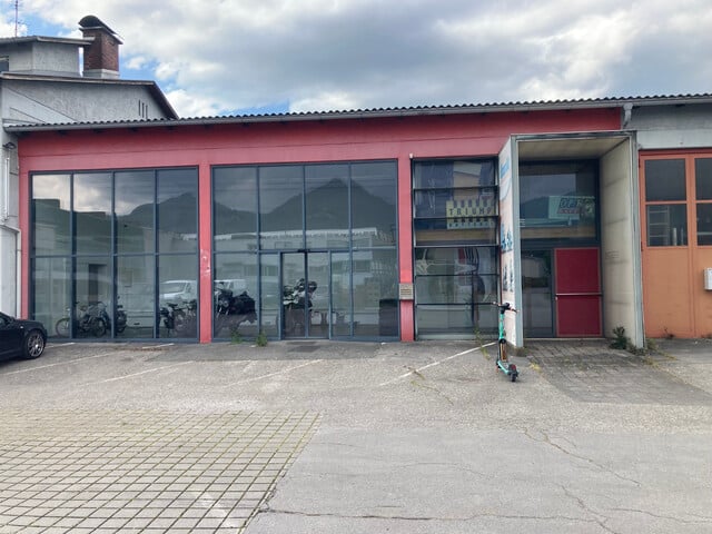 Attraktiver Standort für Verkauf, Produktion, Werkstatt und/oder Lager.