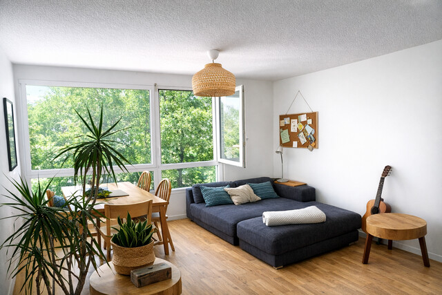 Lichtdurchflutete 2-Zimmer-Wohnung mit großen Fensterfronten – zentral in Feldkirch
