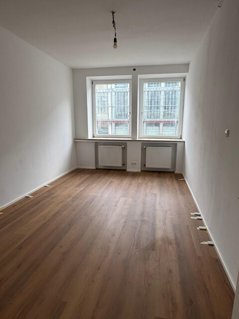 Neu sanierte, geräumige und barrierefreie 3,5 Zimmer Wohnung im 1. OG mitten in Bluden