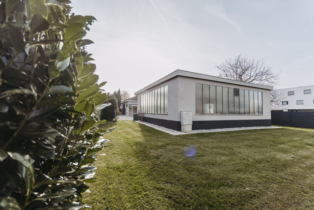 Bungalow mit Garagengebäude 