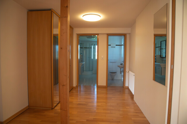 Vier-Zimmer-Wohnung in Zweifamilienhaus mit großem Garten