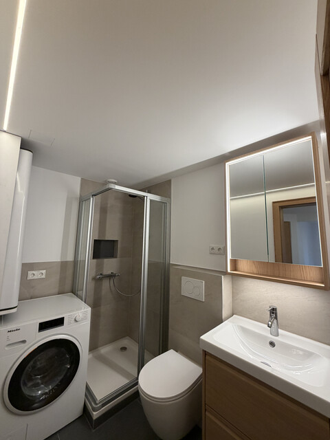 Neu sanierte Dachgeschosswohnung zur Miete in Top-Lage! 