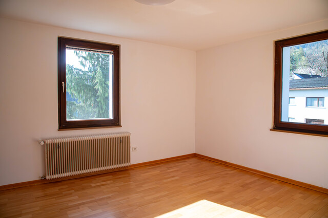 Vier-Zimmer-Wohnung in Zweifamilienhaus mit großem Garten