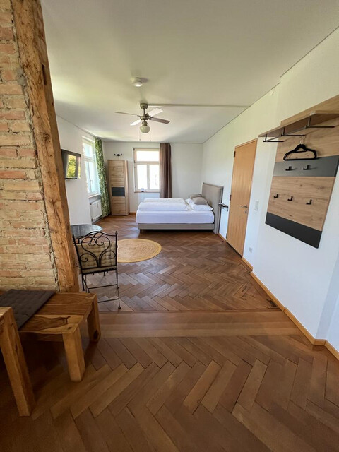 Sonnendurchflutete, großzügige 3,5  Zimmerwohnung im 2 OG, gesamte Etage,  