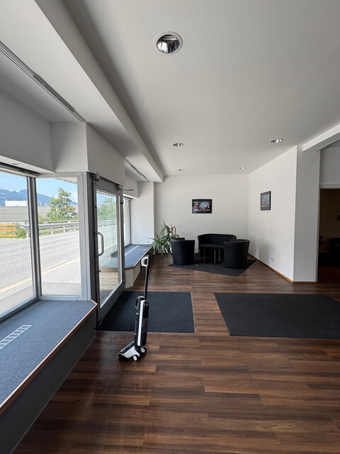 Gewerbliches Büro-/Geschäftslokal mit 2 Parkplätzen und Kellerraum zur Miete