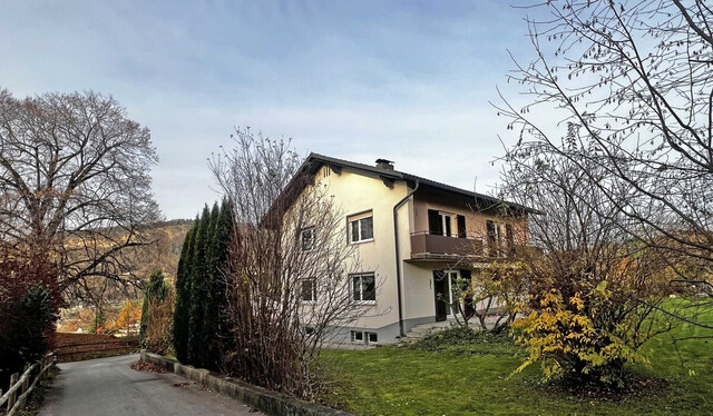 Einfamilienhaus mit großem Grundstück
