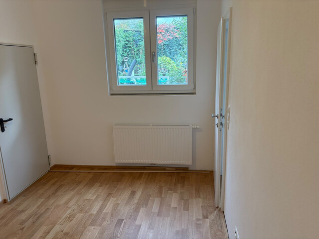 DREIZIMMERGARTENWOHNUNG mit Garage, 4 Stellplätzen, 16 m² Terrasse, 120 m² Garten und Abstellraum