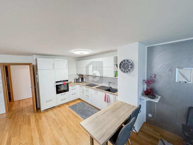 GERÄUMIGER WOHNHIT IN TOP LAGE MIT BALKON