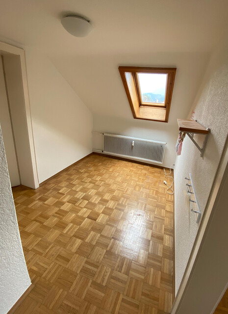 Dachgeschoßwohnung mit 3 Zimmern, Parkplatz, Keller und Fahrradabstellraum