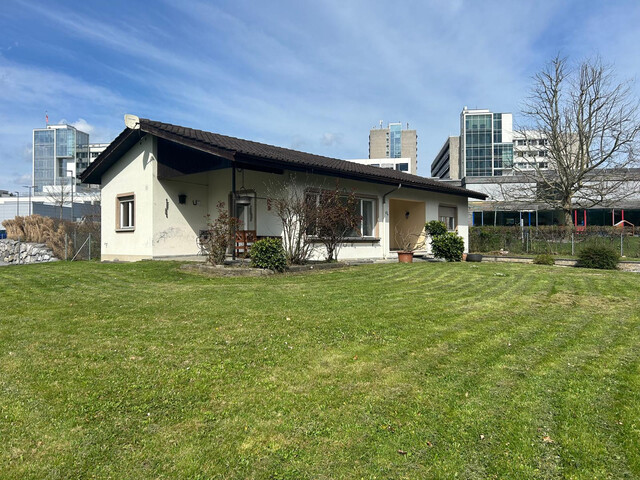 Charmanter älterer  Bungalow mit großem Garten, überdachter Terrasse und Garage - Nähe Grenze Liechtenstein