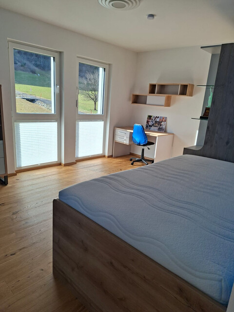 Geräumiges Haus mit Garage, Parkplatz und 27 m² großer Terrasse in Top-Lage!
