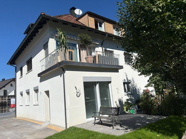 Haus mit Garage, 4 Stellplätzen, 16 m² Terrasse, 120 m² Garten und Abstellraum