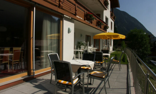 Alpines Design-Juwel im Brandnertal: Etabliertes 4-Sterne-Garni-Hotel in absoluter Spitzenlage zu verkaufen - Mitarbeiterhaus und Verkaufslokal inklusive!
