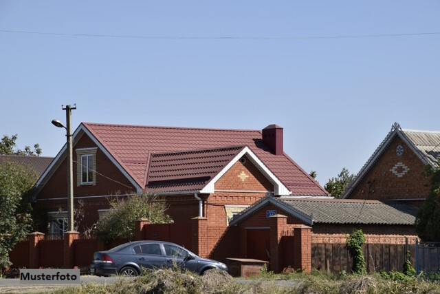 Modernisiertes Einfamilienhaus mit Lagerhalle (Neubau 2020) und Garage