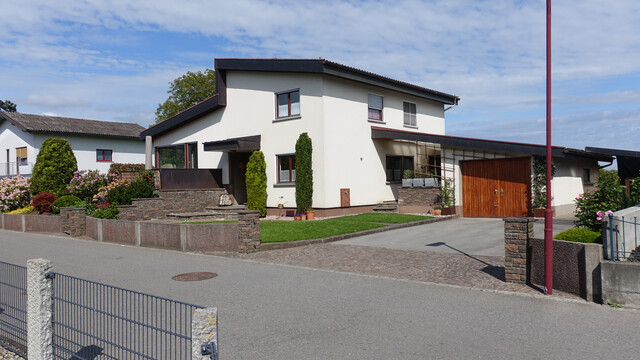 großes Wohnhaus mit 720 m² Grund am Ortsrand in ruhiger und sehr schöner Lage