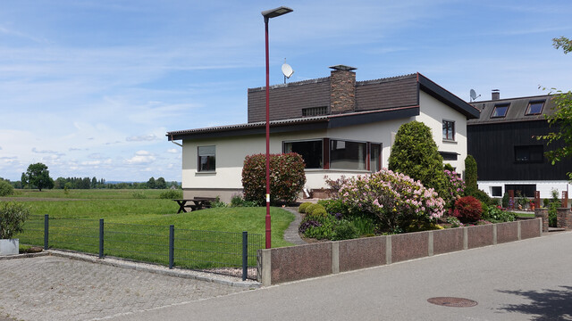 großes Wohnhaus mit 720 m² Grund am Ortsrand in ruhiger und sehr schöner Lage
