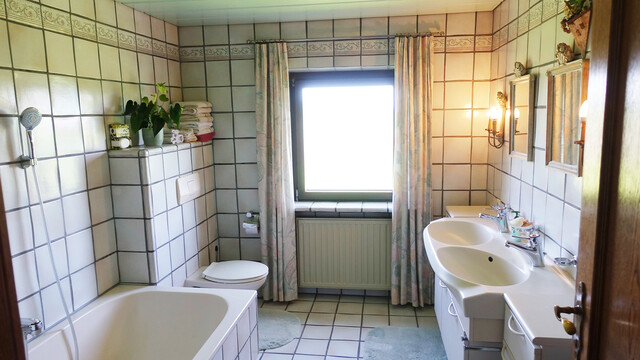 großes Wohnhaus mit 720 m² Grund am Ortsrand in ruhiger und sehr schöner Lage