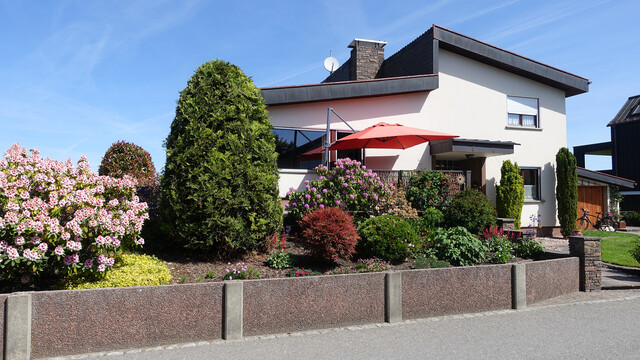großes Wohnhaus mit 720 m² Grund am Ortsrand in ruhiger und sehr schöner Lage