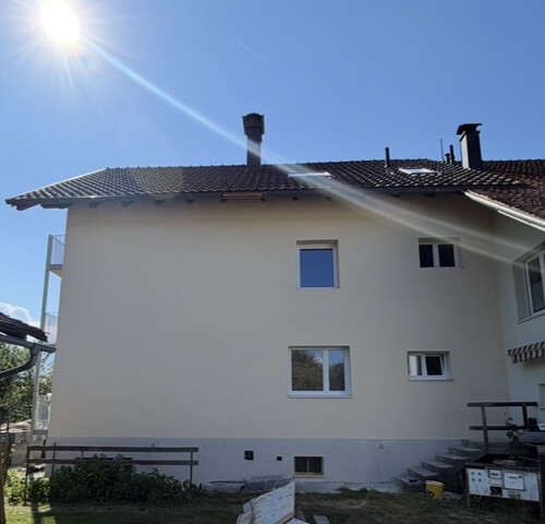 Neue Dachwohnung mit Charme in Dreiparteienhaus in Nofels