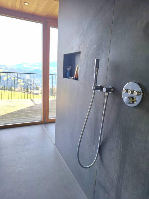 Freistehendes Holzhaus mit Aussicht über den Bregenzerwald