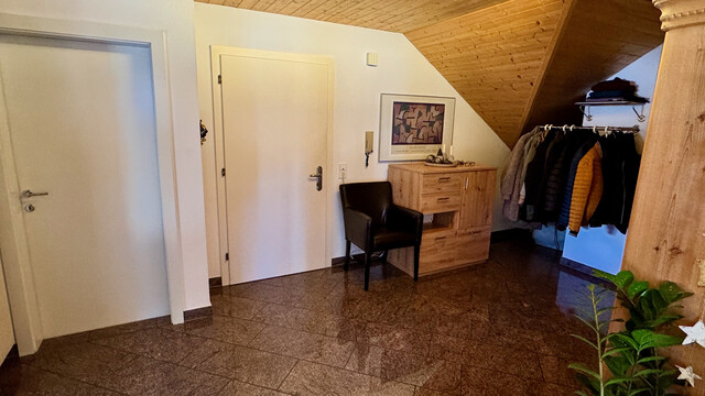 Große  helle 4 Zimmer Dachgeschosswohnung mit Aussicht, 2  Balkonen, Carport und viel Stauraum 